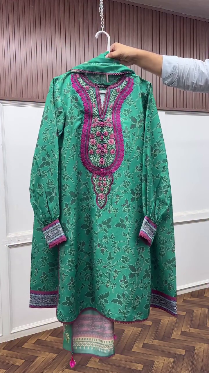 Women with Hand Embroidery | Traditional Winter Wear | Ethnic Kashmiri Outfit - Image 8