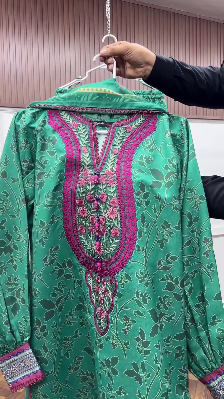 Women with Hand Embroidery | Traditional Winter Wear | Ethnic Kashmiri Outfit - Image 4