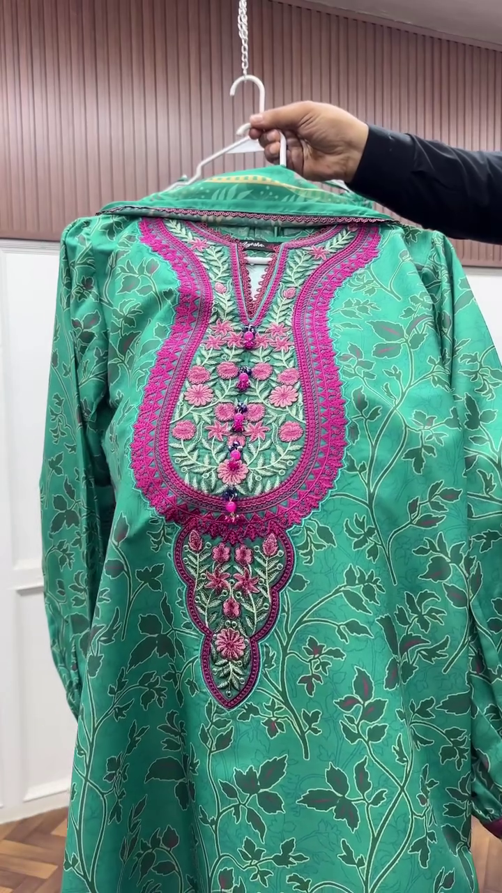 Women with Hand Embroidery | Traditional Winter Wear | Ethnic Kashmiri Outfit - Image 3