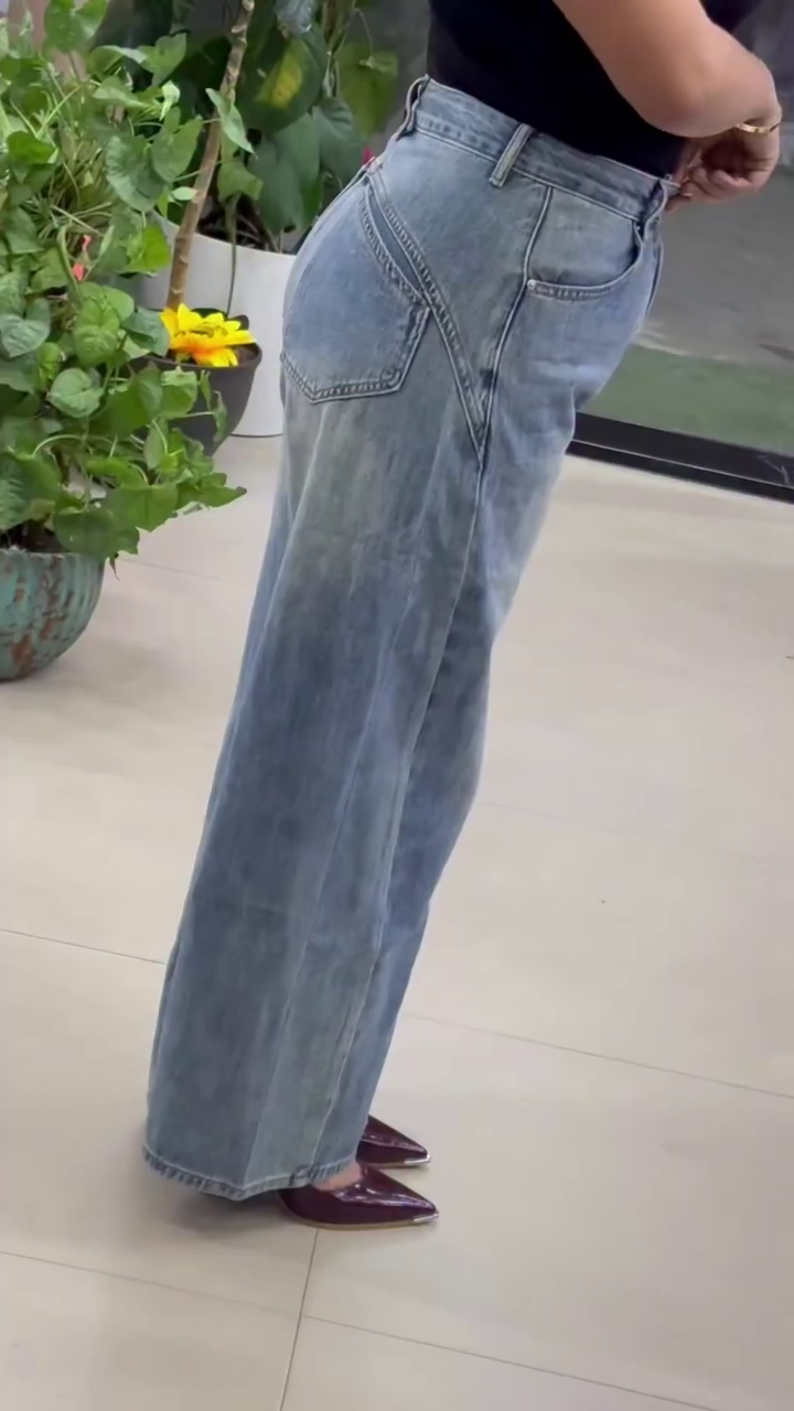 High-Rise Relaxed Wide-Leg Jeans in Vintage Light Wash - Image 2