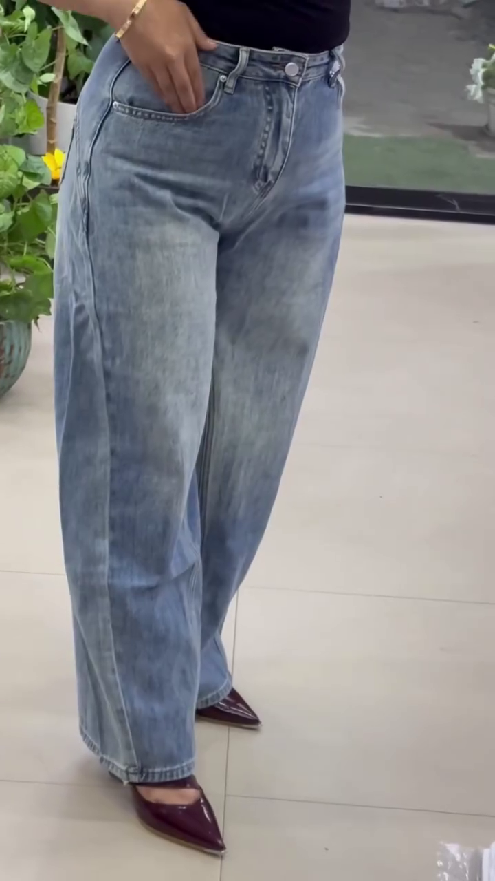 High-Rise Relaxed Wide-Leg Jeans in Vintage Light Wash