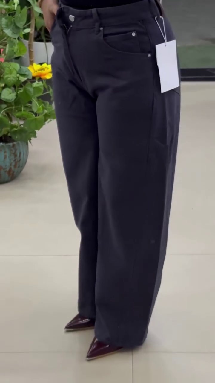 High-Rise Relaxed Wide-Leg Jeans in Vintage Light Wash - Image 3