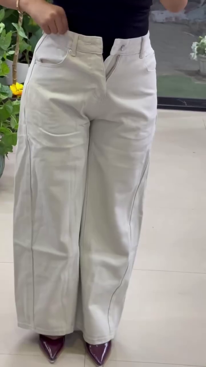 High-Rise Relaxed Wide-Leg Jeans in Vintage Light Wash - Image 4